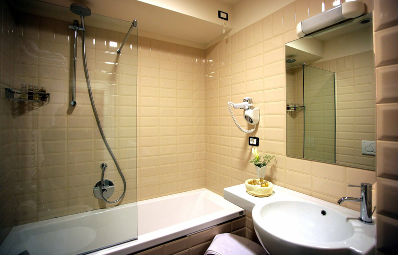 Bathroom 5, Palazzo Giordano Bruno, Napoli