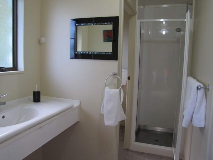 Bathroom 5, Tipi and Bob's Waterfront Lodge, Auckland