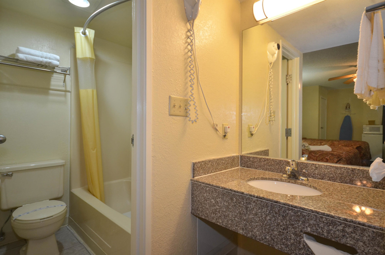 Bathroom 4, Days Inn by Wyndham Southern Hills/ORU, Tulsa