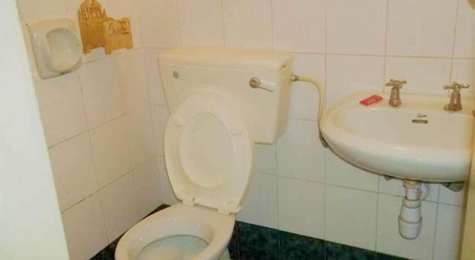 Bathroom 4, White Star Hotel, North Imenti