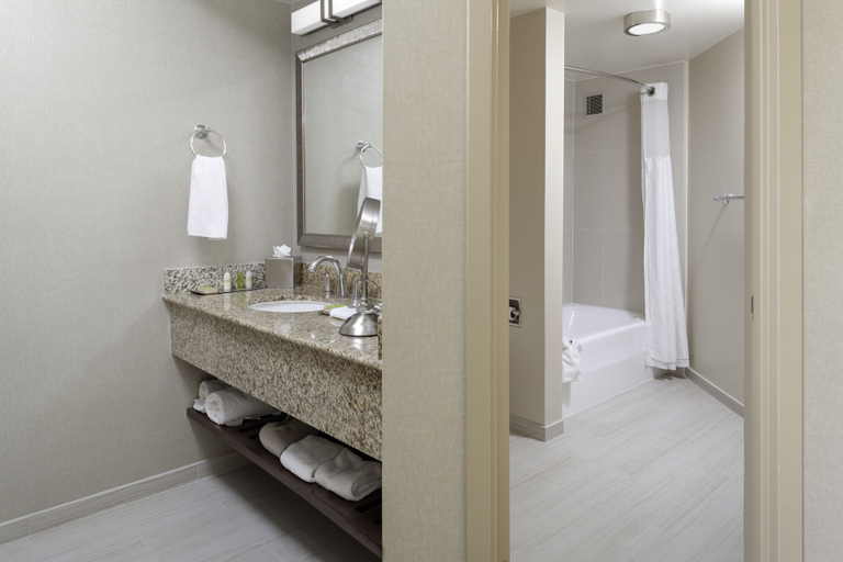 Bathroom 5, DoubleTree by Hilton Kansas City - Overland Park, Kansas City