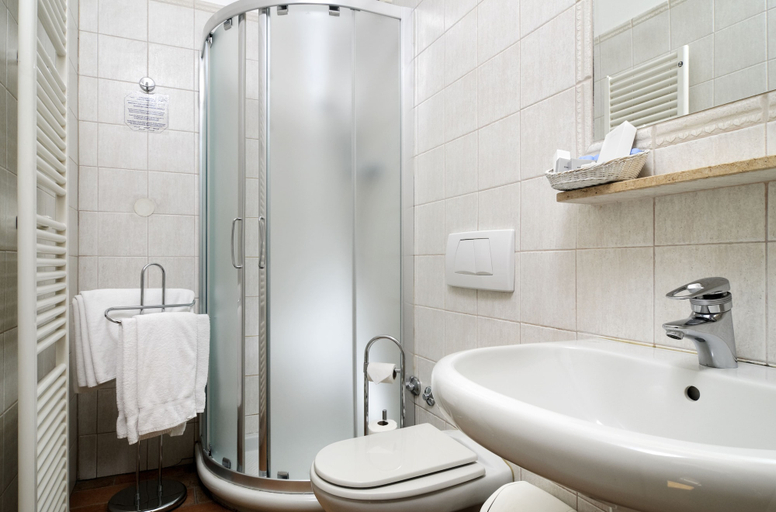 Bathroom 4, Hotel Praga 1, Praha 1