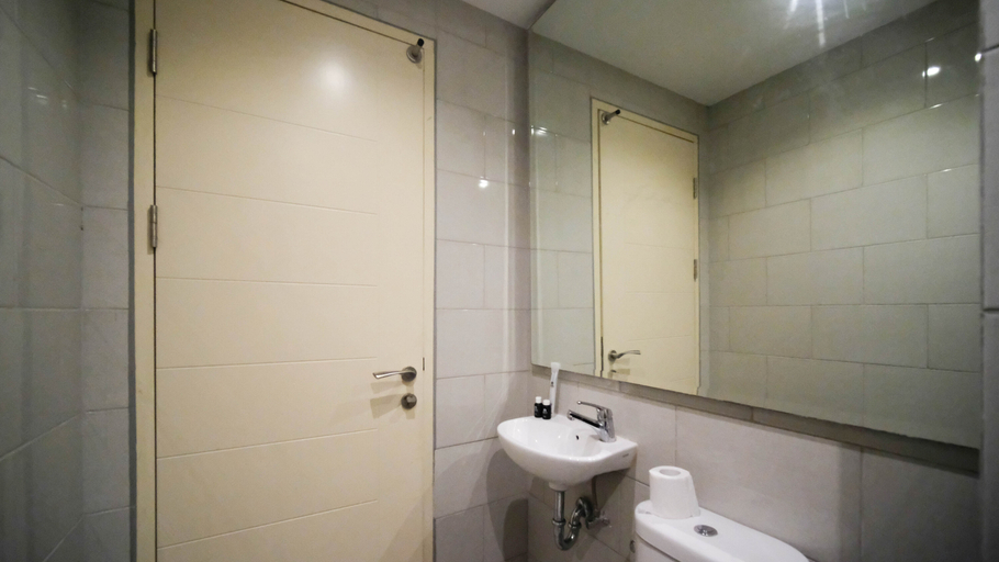 Bathroom 5, Simple and Cozy Studio at Benson Supermall Mansion Apartment By Travelio, Surabaya
