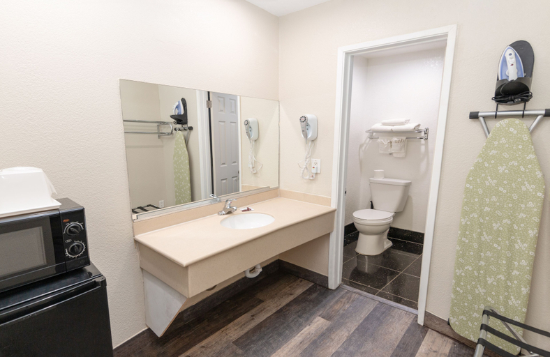 Bathroom 4, Crown Motel, Imperial