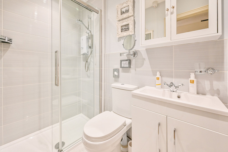 Bathroom 3, Muntham Holiday Apartments & Town House, Torbay