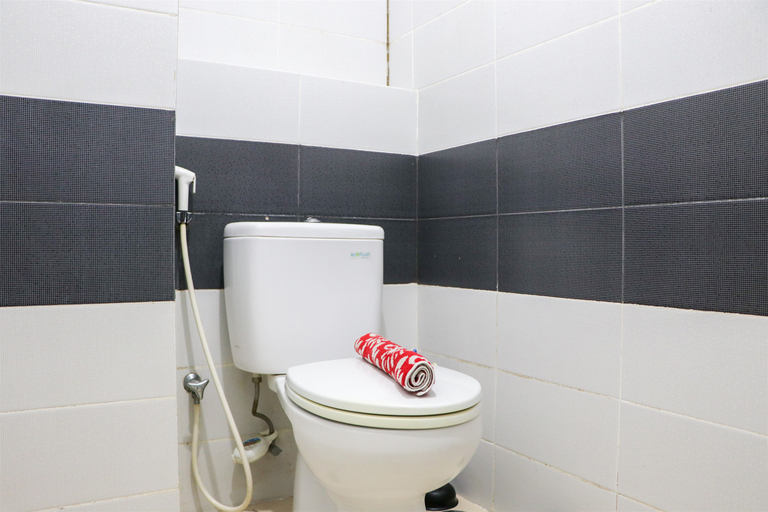 Bathroom 5, Relaxing 2BR Apartment at Scientia Residence By Travelio, Tangerang