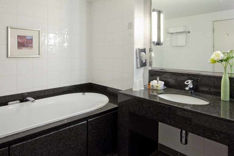 Bathroom 5, Holiday Inn Maidenhead Windsor by IHG, Windsor and Maidenhead