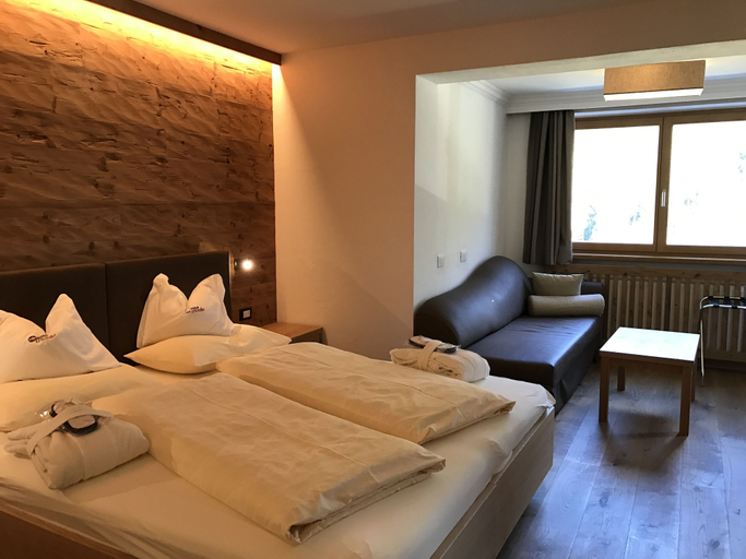 Bedroom 3, Hotel Cristallo, Bolzano