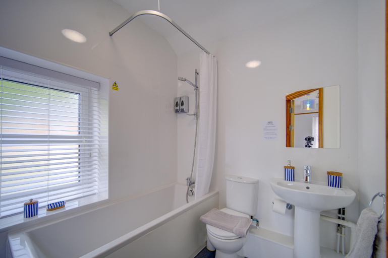 Bathroom 3, Ynys Arms, Neath Port Talbot
