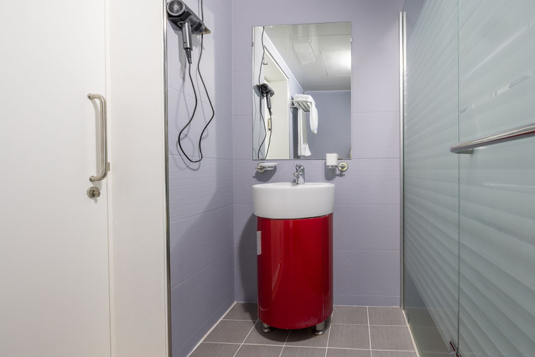 Bathroom 5, Jeju Bunker Hotel & Resort, Seogwipo