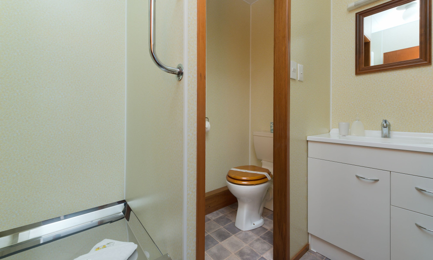 Bathroom 5, Ala Moana Motel, Far North