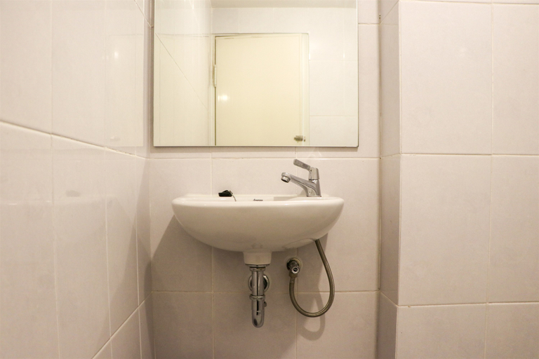 Bathroom 5, Warm and Cozy 2BR Tokyo Riverside PIK 2 Apartment By Travelio, Tangerang
