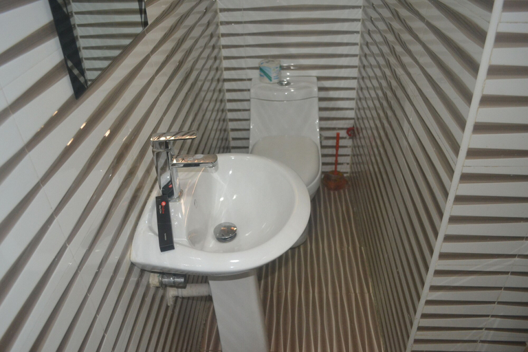 Bathroom 3, Mac Dove Lounge & Suites, Mainland