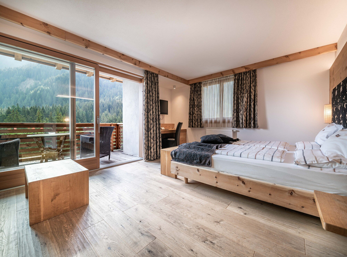 Bedroom 3, Hotel Cristallo, Bolzano