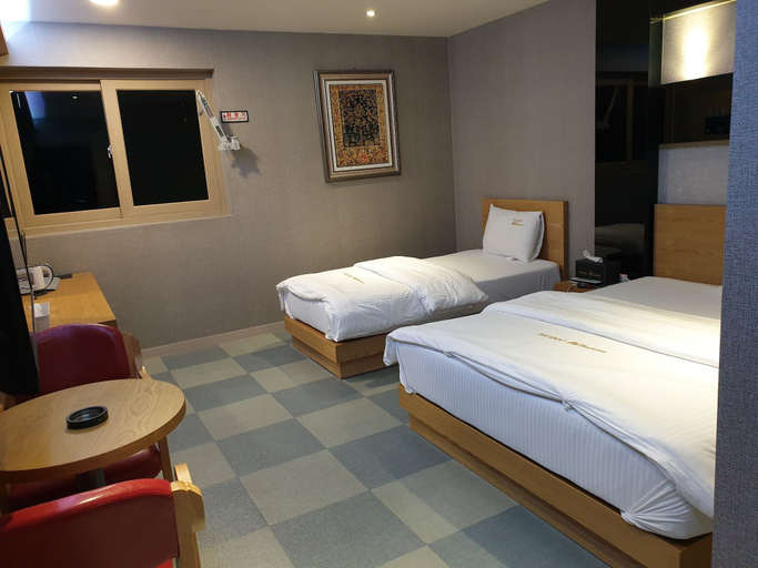Bedroom 2, Khan Hotel, Dalseong