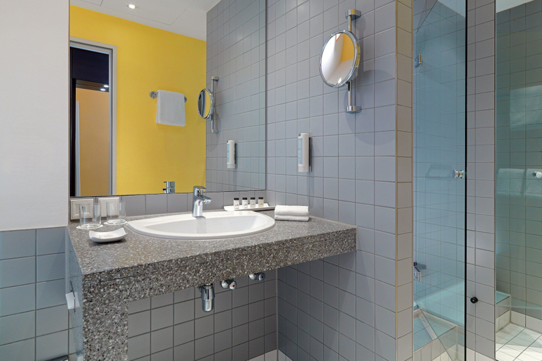 Bathroom 5, Sheraton Hannover Pelikan Hotel, Region Hannover