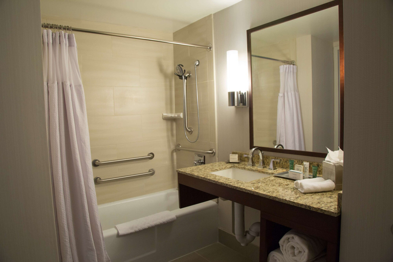 Bathroom 4, Hilton Kansas City Airport, Kansas City