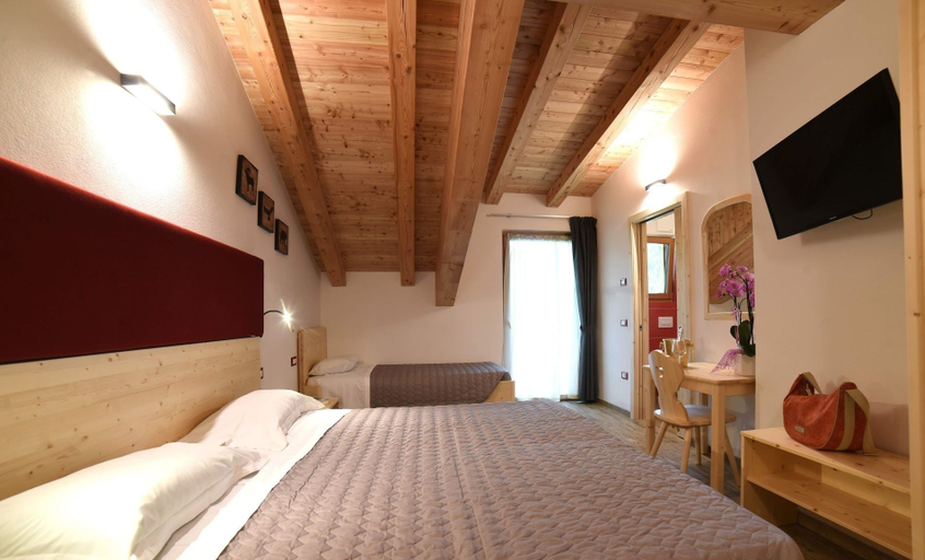 Bedroom 4, Albergo Sporting, Trento