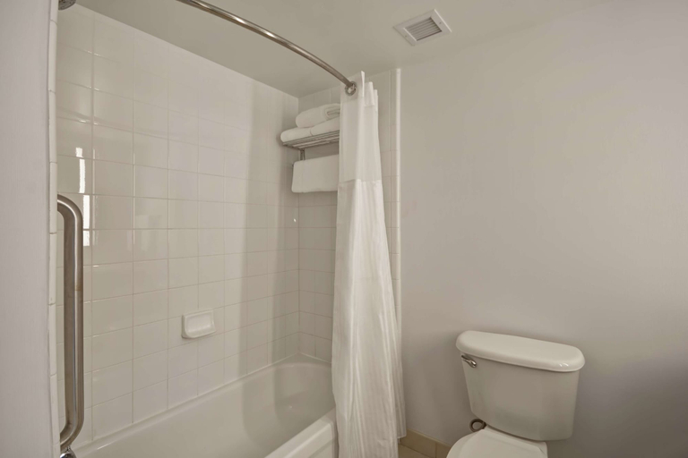 Bathroom 4, Hilton Garden Inn Panama City, Bay