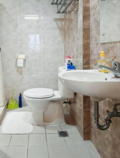 Bathroom, 3BR Apartement Galeri Ciumbuleuit 1 by R.Rowawi, Bandung