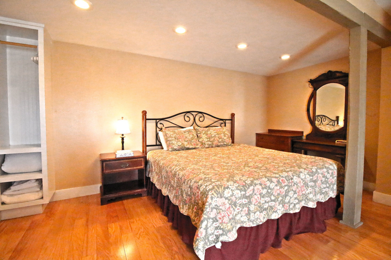 Bedroom 3, Peach Tree Inn & Suites, Gillespie