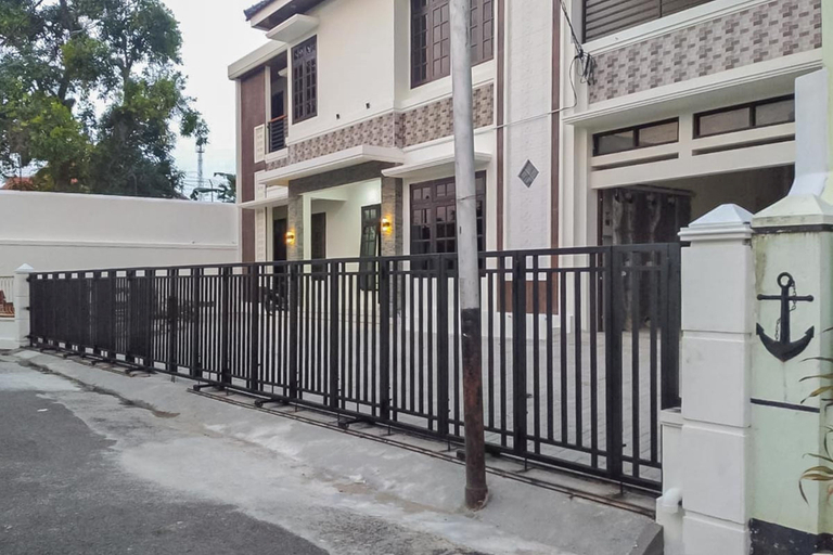Exterior & Views 2, RedDoorz Syariah near Stasiun Madiun 2, Madiun