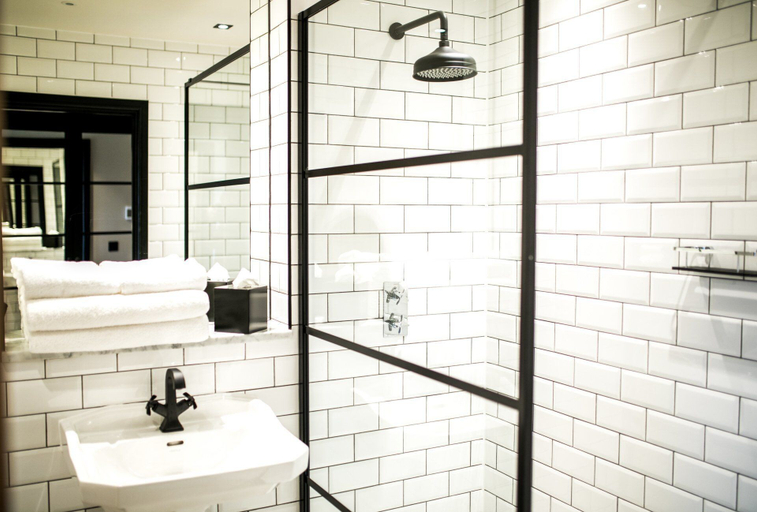 Bathroom 3, Baraset Barn, Warwickshire