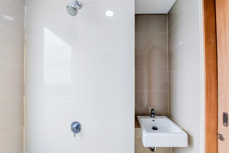 Bathroom 2, Cozy Stay Studio Apartment at B Residence By Travelio, South Tangerang