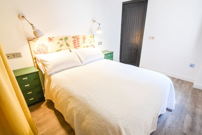 Bedroom 5, TuGuest Alhambra Apartments, Granada