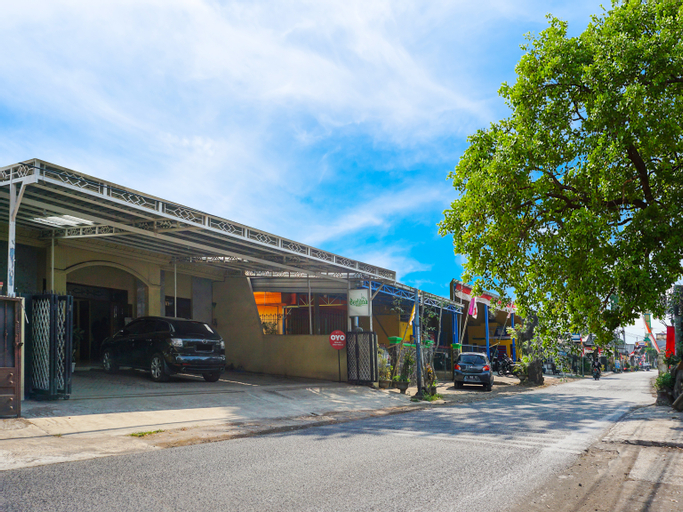 Exterior & Views 2, OYO Flagship 90723 Berlima Guest House Syariah, Malang