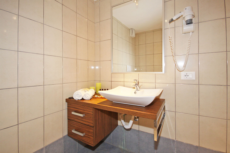 Bathroom 5, Ta 2 Pefka, Central Macedonia