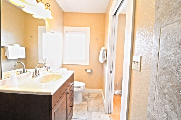 Bathroom 4, Peach Tree Inn & Suites, Gillespie