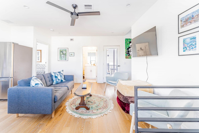 Room 3, East Downtown 3BR Condo w Fast Wifi and Sleeps 8, Travis