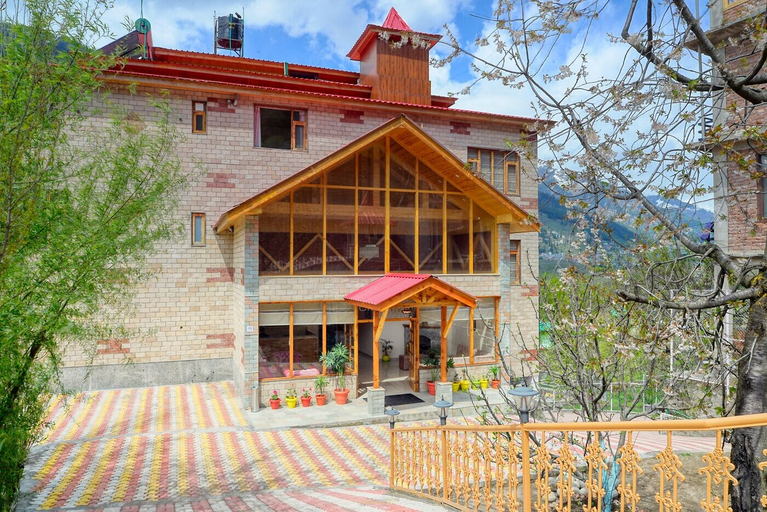Exterior & Views