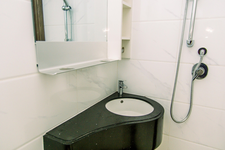 Bathroom 5, Nice And Fancy Studio Room At Sky House Bsd Apartment, Tangerang Selatan