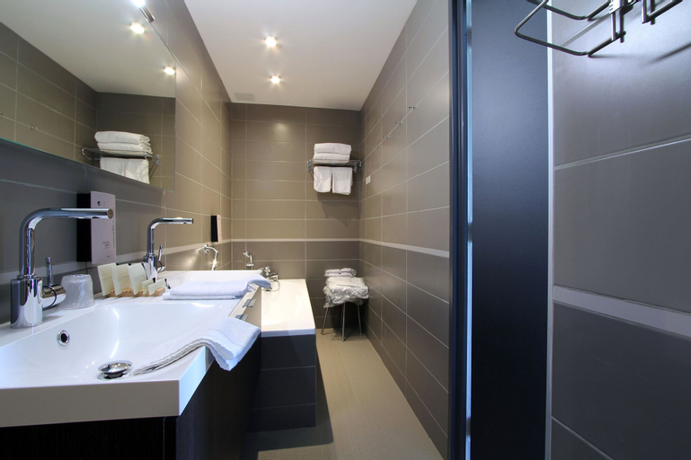 Bathroom 7