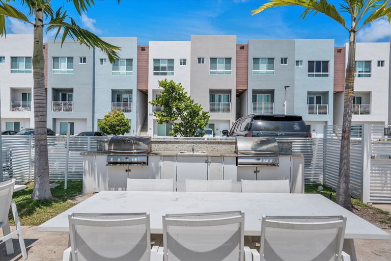 Food & Drinks, Lofts of Aventura, Miami-Dade