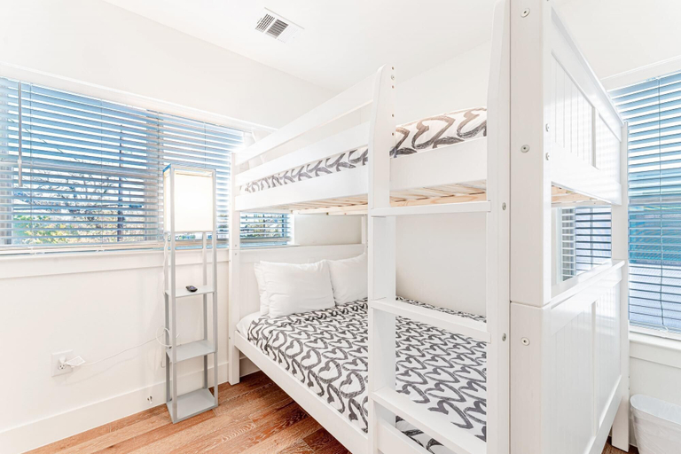 Room 5, East Downtown 3BR Condo w Fast Wifi and Sleeps 8, Travis