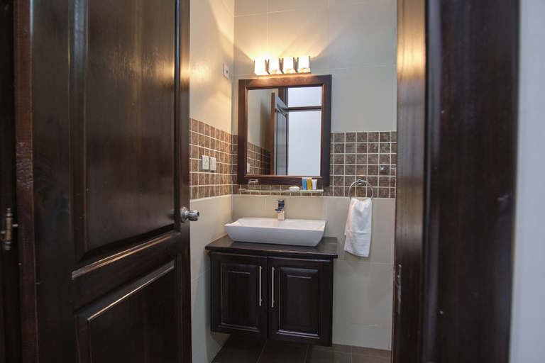 Bathroom 4, The Highbridge Guest Lodge, Accra