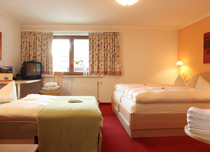 Bedroom 2, Die Lilie - Hotel Garni, Reutte