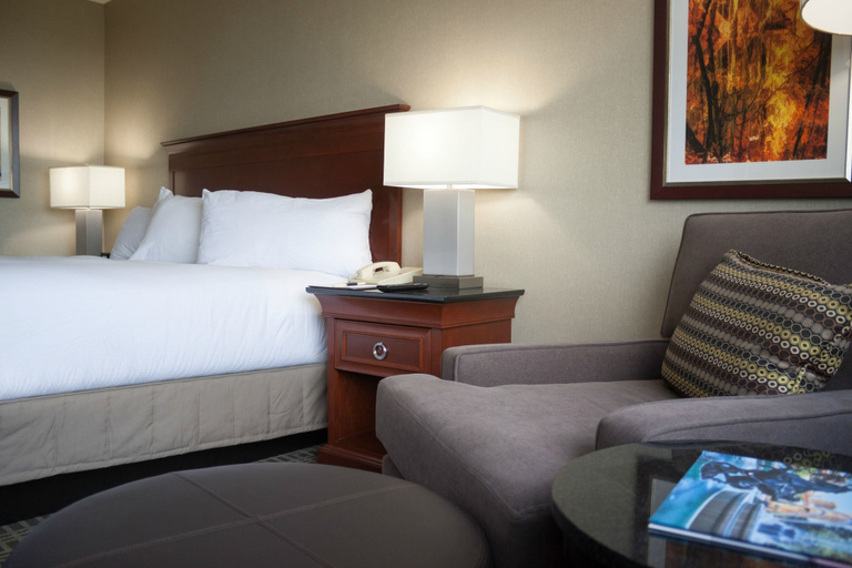 Bedroom 4, DoubleTree by Hilton Kansas City - Overland Park, Kansas City