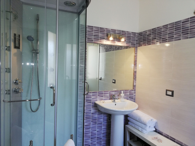 Bathroom 5, Akron B&B, Messina