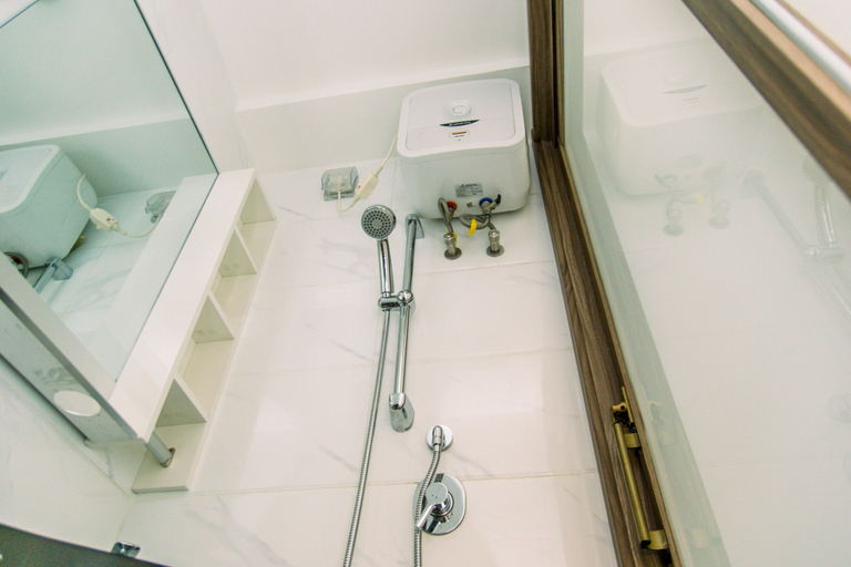 Bathroom 2, Nice And Fancy Studio Room At Sky House Bsd Apartment, Tangerang Selatan