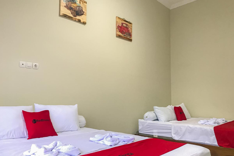 Bedroom 5, RedDoorz Syariah near Stasiun Madiun 2, Madiun