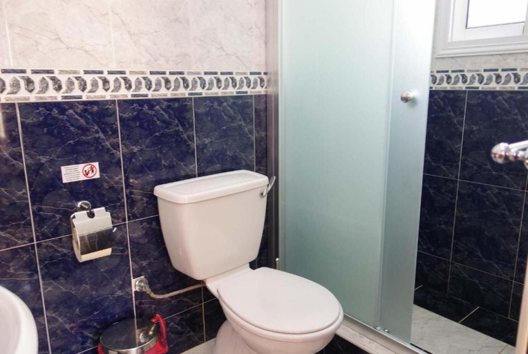 Bathroom 4, Queens Paradise 1 in Peyia