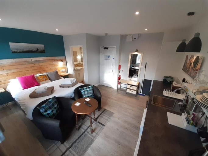 Bedroom 2, Cotswold Aparthotel, Gloucestershire