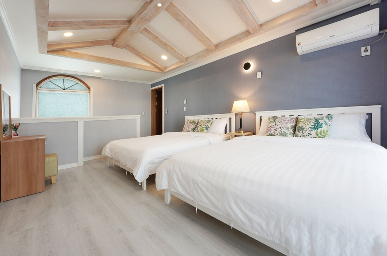 Bedroom 1, Sky-tary Pension, Jeju