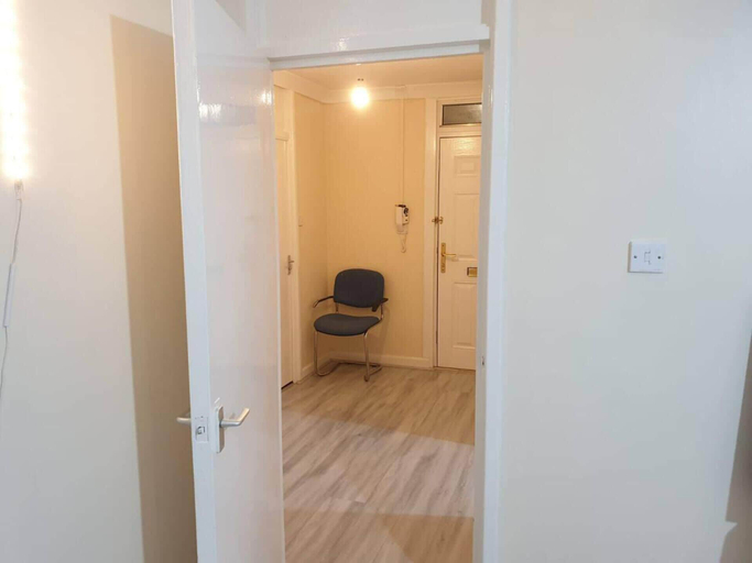 Room 4, Your Home Away From Home in Leeds - on the Ring Rd, Leeds