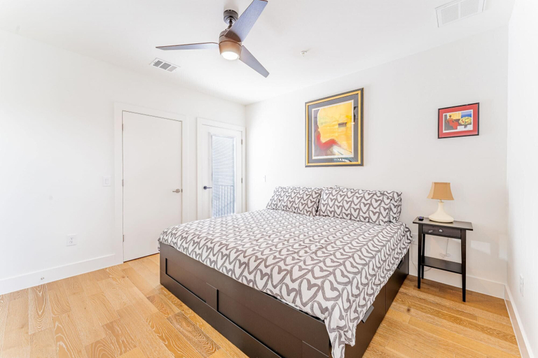 Room 4, East Downtown 3BR Condo w Fast Wifi and Sleeps 8, Travis