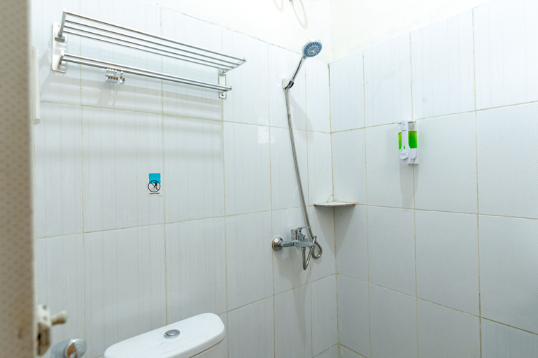 Bathroom 3, RedDoorz @ Simpang Pemda Medan, Medan